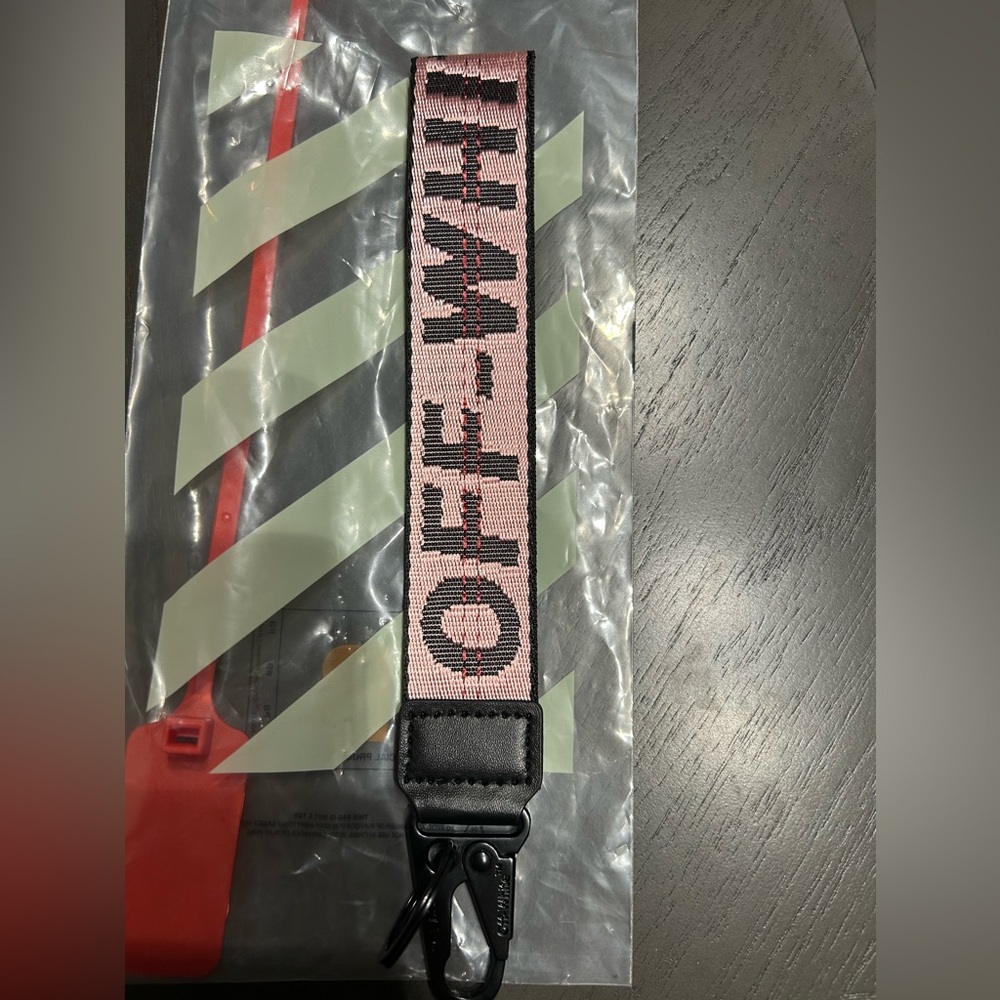 OFF WHITE keychain brand new